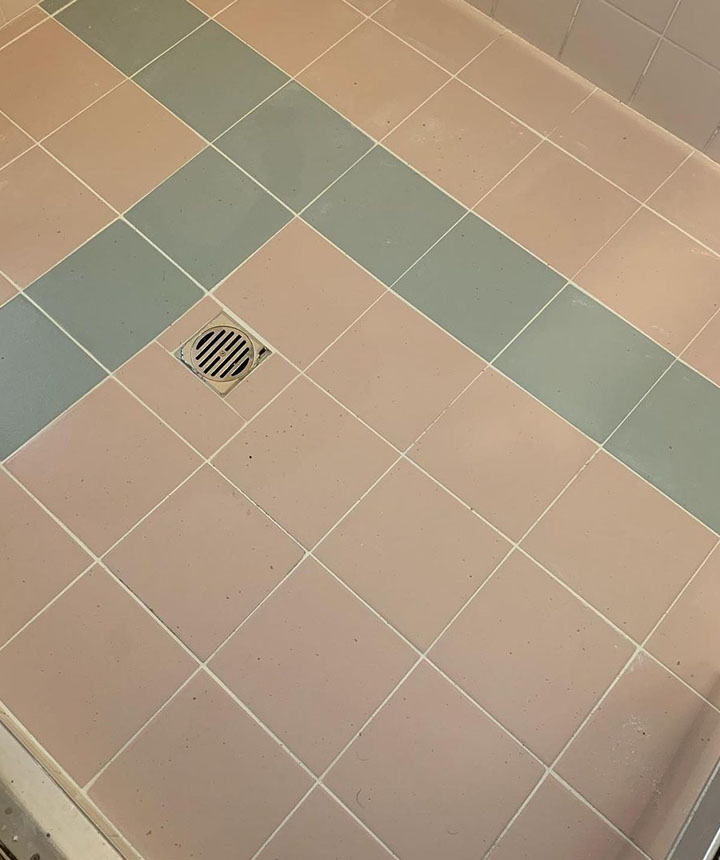 洗い場のタイルも新しくしました。ピンクにブルーのアクセントが映えます。