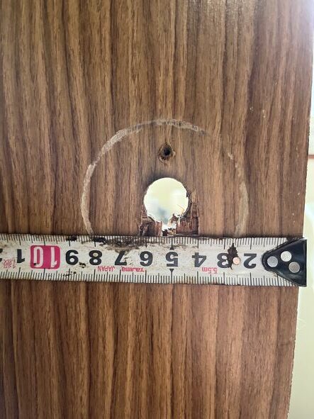 ドアの寸法を測ります。<br />
バックセットといいます。<br />
ドアの厚みも重要です。