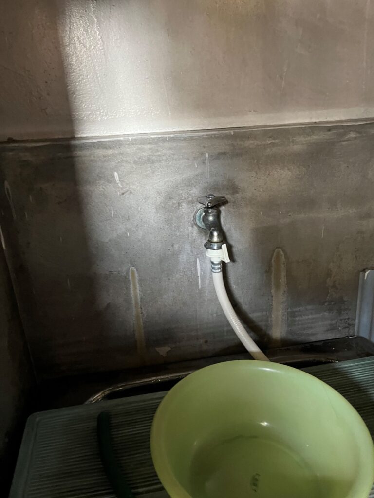 水栓も一つしかなく、浴槽に水を溜めてふろ釜で沸かすので灯油代も時間もかかって大変だったそうです。