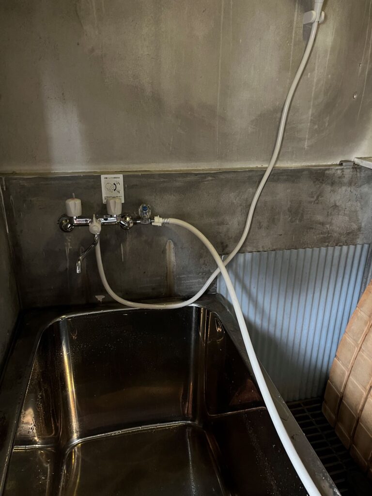 今までの単水栓から2ハンドルの水栓を取り付けて、洗濯機用に分岐もさせたので利便性が格段に向上しました。<br />
ご要望のシャワーももちろん使えます♪