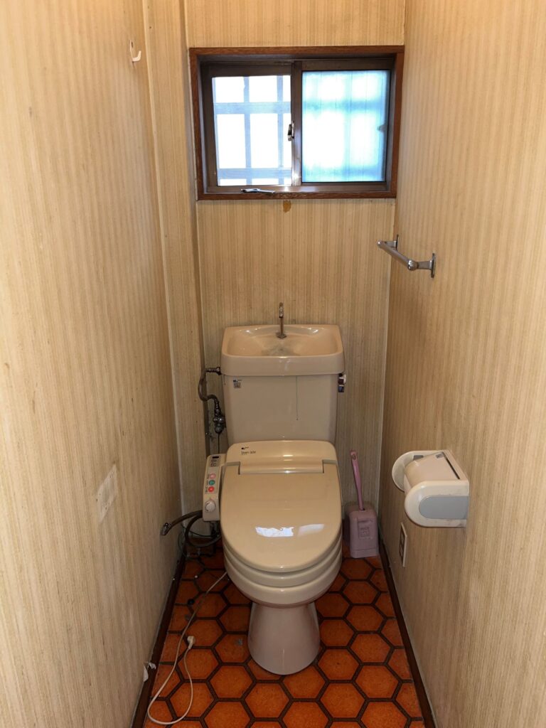 ちなみに1階のトイレです。<br />
まだまだ使えますが2階トイレのリフォームの機会にご一緒にご成約頂きました👏