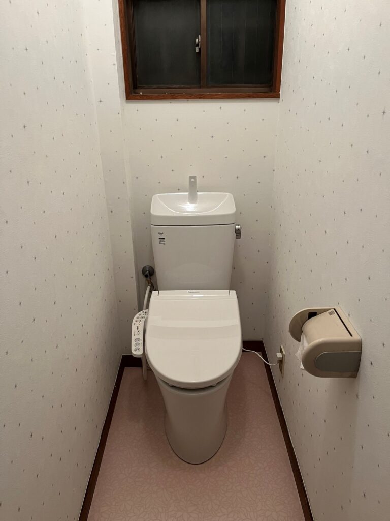 1階のトイレも完了です♪<br />
クロスやクッションフロアを張り替えることによって見違えるように綺麗になりましたね✨