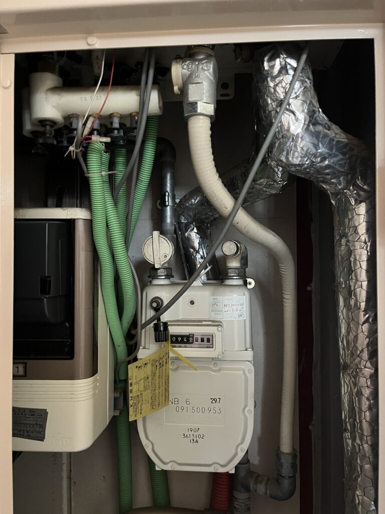 暖房機能付きの給湯器は通常の給湯器より配管が複雑に入り組んでいます。