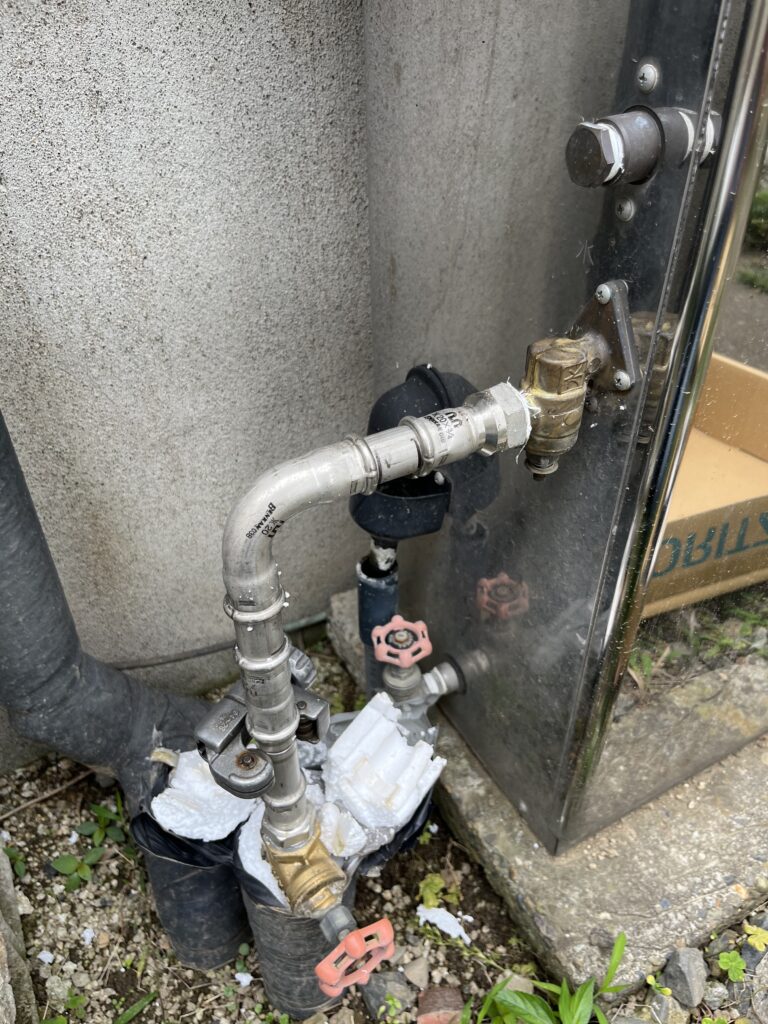 新しい給湯器の配管接続部が合わないので配管を切断します。