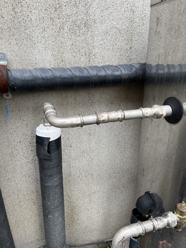 保温材を剥がして配管の確認をします。今回はお湯もお水もステンレスの配管を使用していました。
