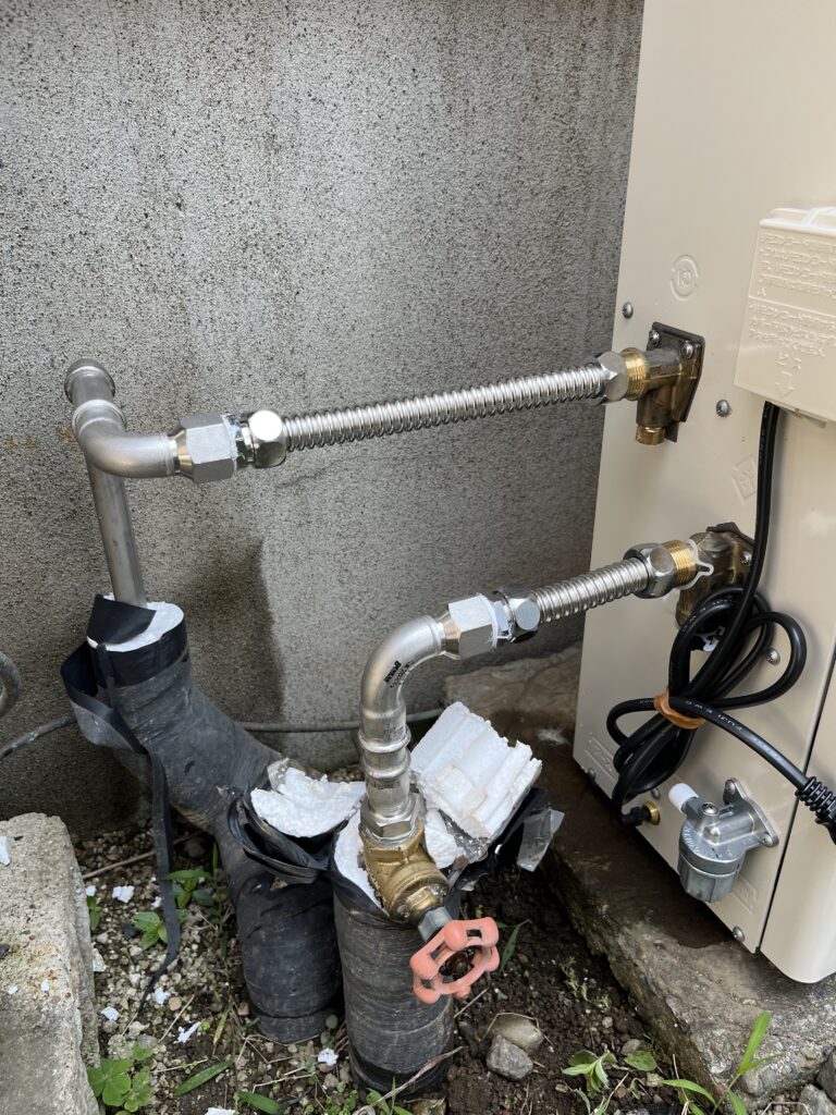 給水と給湯の配管の高さを合わせて接続しました。