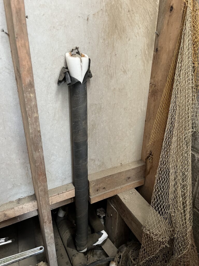 こちらはトイレの給水配管です。<br />
トイレのタンクに給水するのにもかなり時間が掛かっていましたのでここも錆が発生していると思われます。