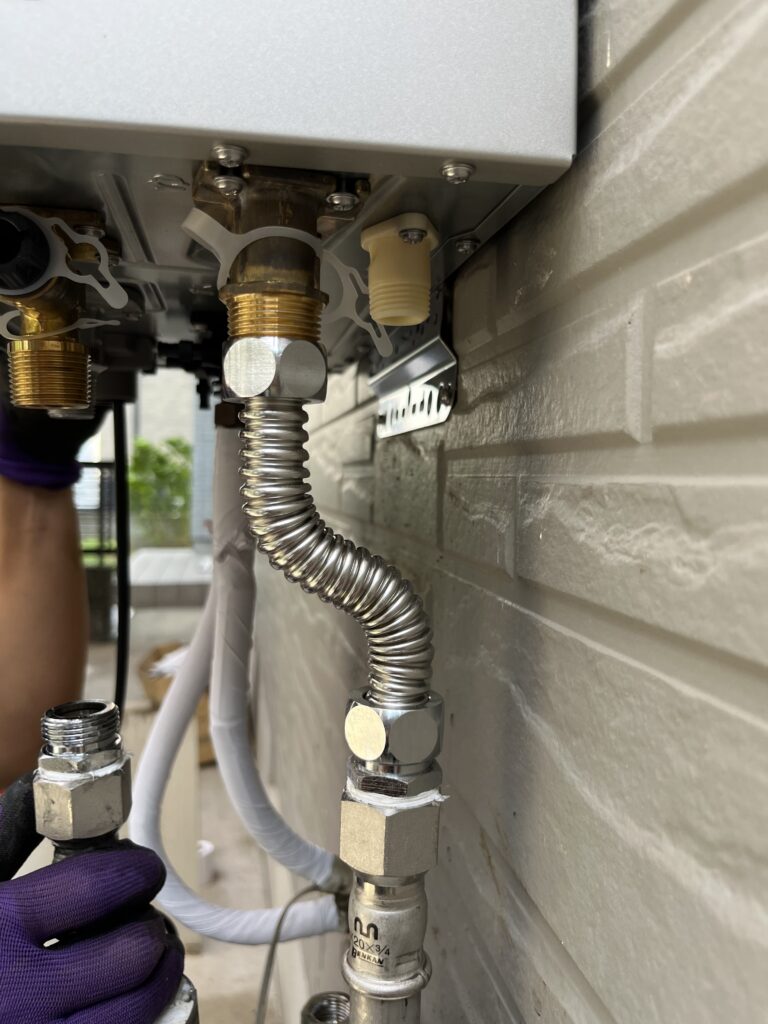 お湯側の配管を接続しました。<br />
水側の配管も同じように接続します。