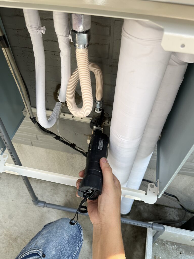 配管を接続したら保温材を巻き、キャンバスを使用して配管の凍結防止、紫外線等から保護、美観を確保します。<br />
もちろんガス漏れの検査も忘れず必ず行います。