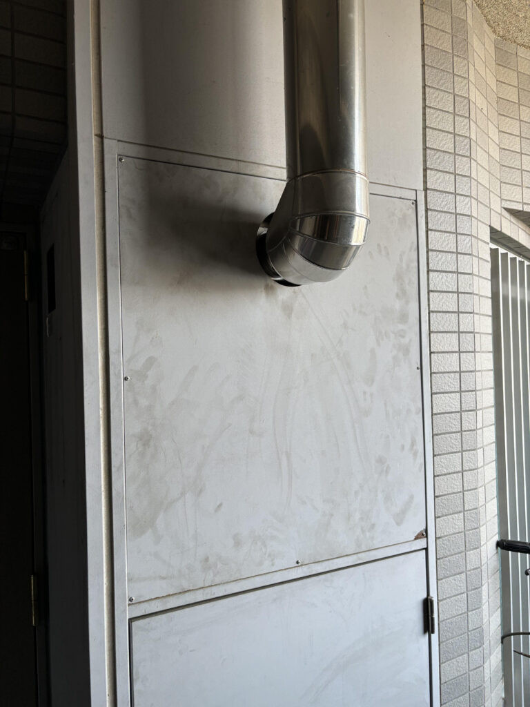 今回の給湯器はT型というタイプです。<br />
排気筒を用いて排気を外に逃がす形状になっています。<br />
マンションの角部屋などで使用されることが多いです。