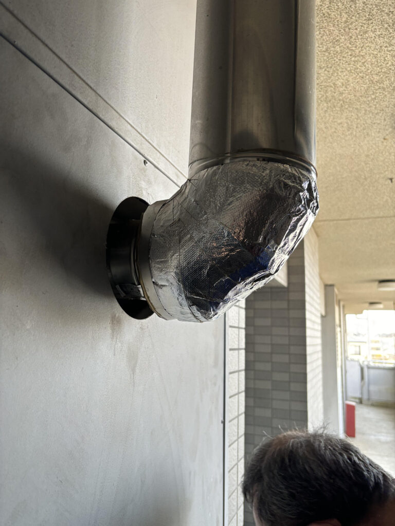 まず給湯器の排気部分と排気筒の接続を外します。