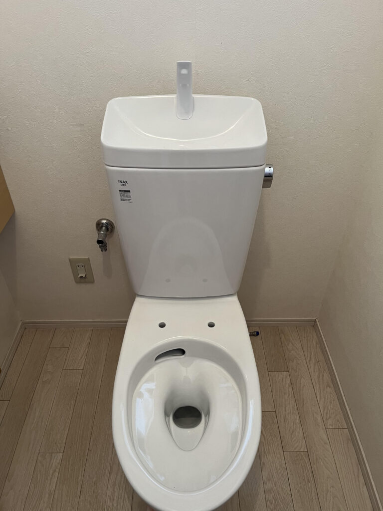 便器を取り付けたらタンクを取りけます。<br />
新しいトイレは便器・タンク・便座の3点組み合わせのトイレなので一つ一つ順を追って取り付けしていきます。