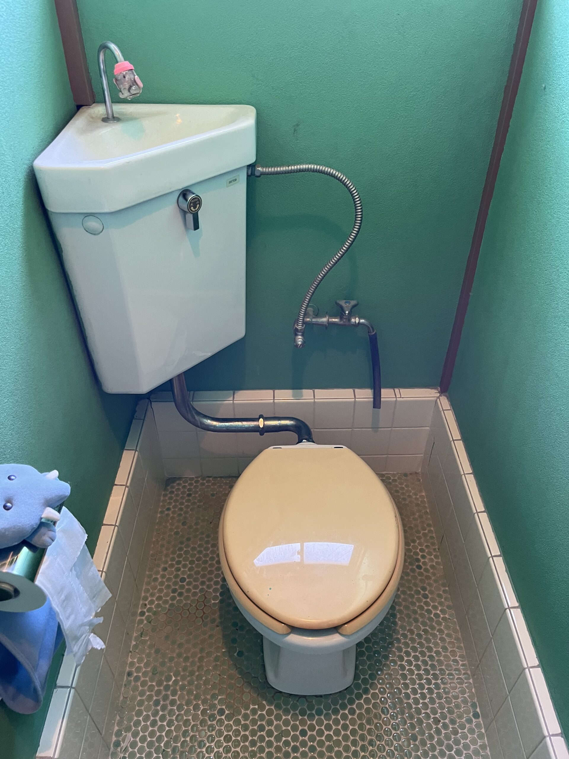 水戸市元吉田町で隅付けタンクのトイレを交換します